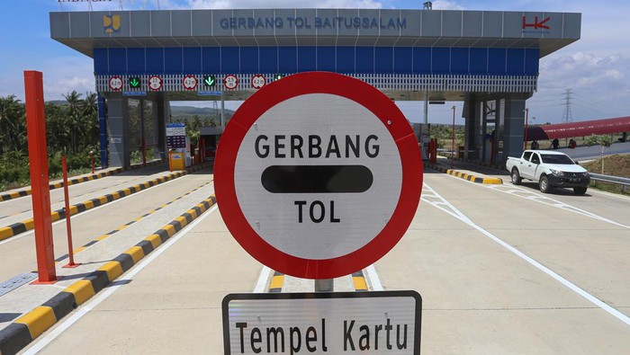 Kendaraan melintas menuju Gerbang Tol Baitussalam di Aceh Besar, Aceh, Kamis (22/6/2023). Jalan Tol Trans Sumatera (JTTS) ruas Sigli-Banda Aceh seksi 5 dan 6 (Blang Bintang-Baitussalam) mulai hari ini resmi beroperasi tanpa dikenakan tarif. ANTARA FOTO/Khalis Surry/foc.
