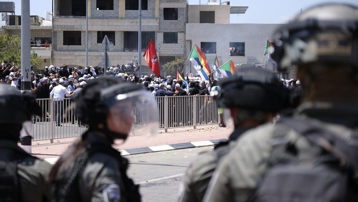 Tolak Pembangunan Turbin Angin, Demonstran-Polisi Israel Bentrok Druze protesters clash with Israeli police who fired tear gas as thousands took part in the demonstrations against the construction of massive wind turbines, in the Golan Heights, Wednesday, June 21, 2023. Police fired tear gas, sponge-tipped bullets and a water cannon during the mass demonstrations by Druze Arabs β a rare burst of violence in the normally quiet area. (AP Photo/Fadi Amun)