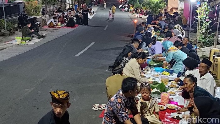 Tradisi Tumpeng Sewu