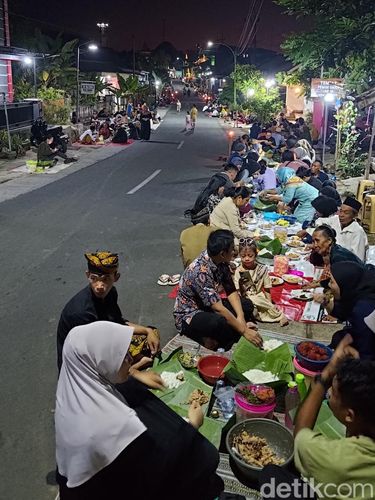 Tradisi Tumpeng Sewu Tradisi Tumpeng Sewu