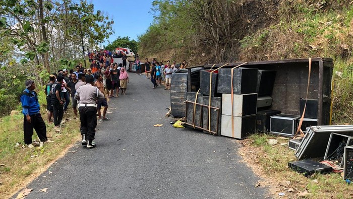 Truk terguling di Semin, Gunungkidul, Kamis (22/6/2023).
