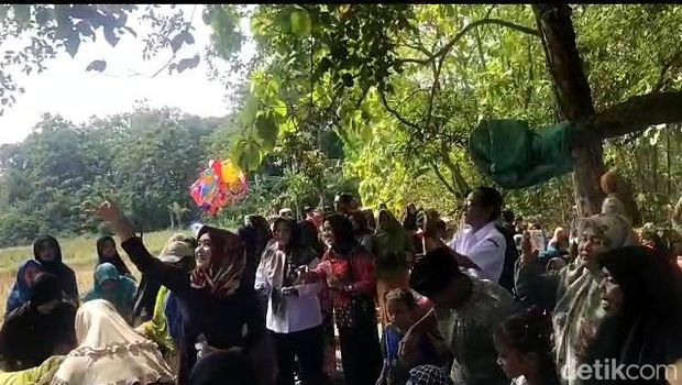 Udik-udikan atau sebar uang warnai tradisi sedekah bumi di Desa Cengkir Kecamatan Kepohbaru, Bojonegoro