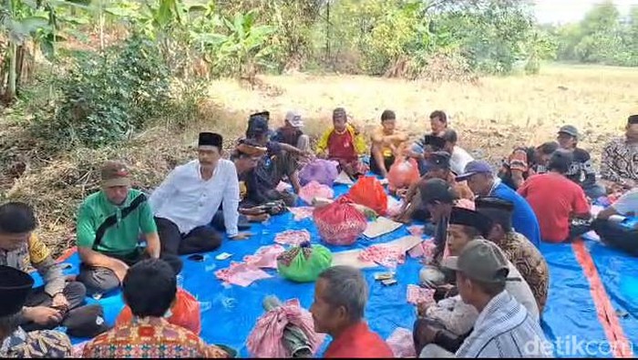 Udik-udikan atau sebar uang warnai tradisi sedekah bumi di Desa Cengkir Kecamatan Kepohbaru, Bojonegoro