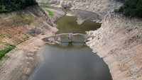 Akibat kekeringan ekstrem ini, jembatan Queros muncul ke permukaan karena air waduk yang terus menyusut. 