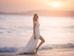 7 Potret Varsha Strauss Cantik Bak Model, Liburan Sambil Pemotretan di Pantai