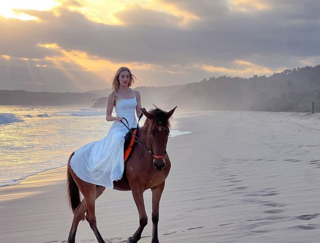 Varsha menunjukkan kemampuannya menunggang kuda dengan gestur anggun. Foto: Instagram/@varshaadhikumoro