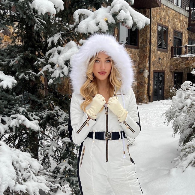 Dia juga membagikan foto liburannya saat main ski. Pose di tengah salju mengenakan jaket putih, Varsha tampak menata rambutnya dengan gaya bergelombang. Foto: Instagram/@varshaadhikumoro