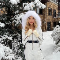 Dia juga membagikan foto liburannya saat main ski. Pose di tengah salju mengenakan jaket putih, Varsha tampak menata rambutnya dengan gaya bergelombang. Foto: Instagram/@varshaadhikumoro