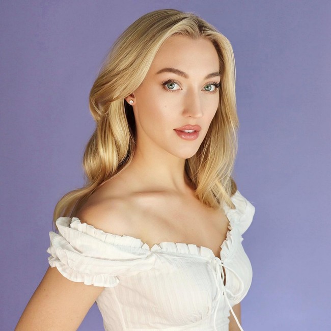 Dalam sebuah pemotretan, ibu satu anak ini juga menunjukkan kecantikannya. Ia berpose selayaknya model dengan busana off-shoulder. Sementara wajahnya dipulas makeup bernuansa cokelat-nude. Foto: Instagram/@varshaadhikumoro