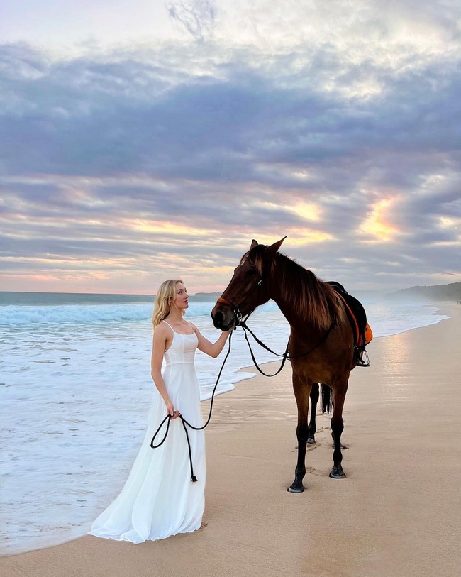 Varsha Strauss juga pose bersama kuda. “What a dream,” tulisnya pada caption foto. Foto: Instagram/@varshaadhikumoro