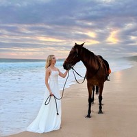 Varsha Strauss juga pose bersama kuda. “What a dream,” tulisnya pada caption foto. Foto: Instagram/@varshaadhikumoro