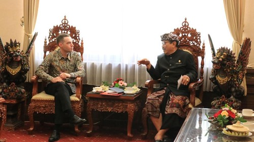 Wakil Gubernur Bali Tjokorda Oka Artha Ardana Sukawati menerima kunjungan oleh Deputi Politik dan Ekonomi Konsulat Jenderal Amerika Serikat Clint Shoemake di Kantor Gubernur Bali (22/6/2023). (IST)