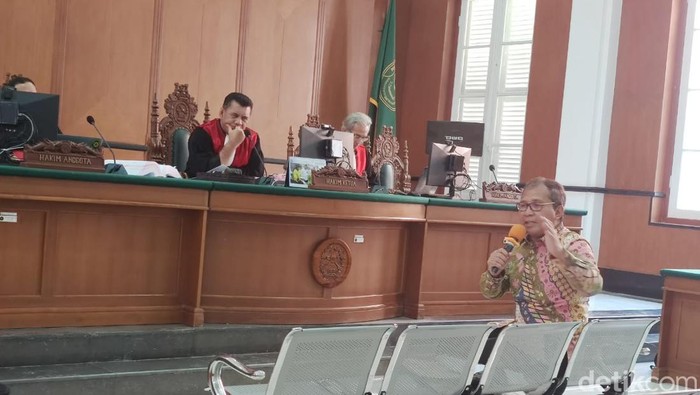 Wali Kota Makassar Moh Ramdhan Danny Pomanto saat bersaksi terkait dugaan kasus korupsi PDAM Makassar Rp 20 miliar di Pengadilan Negeri (PN) Makassar. detikSulsel/Rasmilawanti Rustam