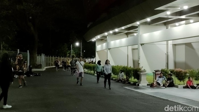 Warga berolahraga di kompleks Stadion Manahan Solo pada malam hari, Kamis (22/6/2023).