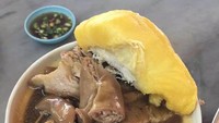 Bak kut teh adalah sup iga babi yang populer di Singapura. Bak kut teh ini sangat unik karena turut ditambahkan daging buah durian. Mau coba? Foto: Says Malaysia