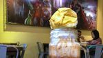 10 Penistaan Durian, Jadi Isian Burger hingga Topping Mie Rebus