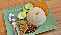 Di Kuala Lumpur ada kreasi nasi lemak yang sangat unik. Sambalnya dipadukan dengan durian. Apakah mirip sambal tempoyak? Foto: Says Malaysia