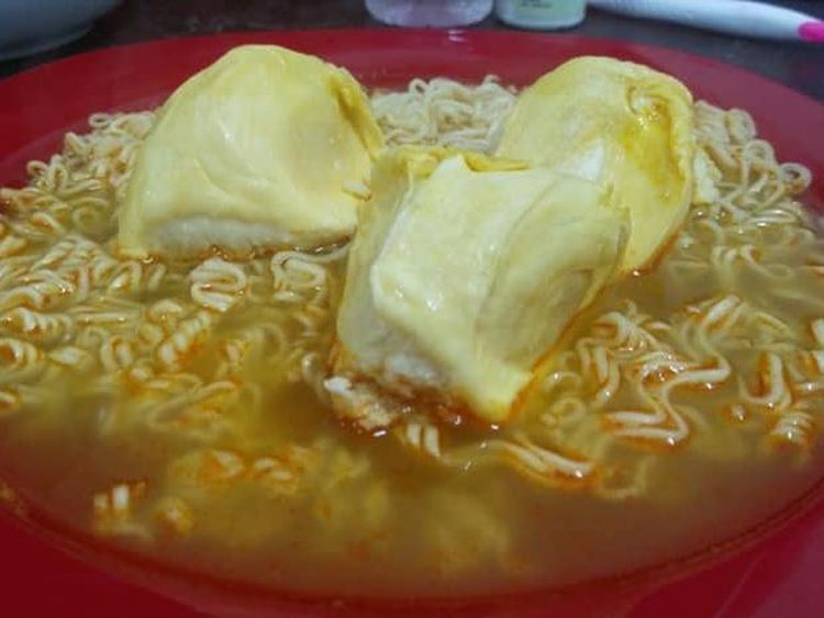 10 Penistaan Durian, Jadi Isian Burger hingga Topping Mie Rebus