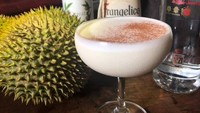 Mau minum Vodka dengan tendangan rasa yang lebih kuat? Kamu bisa mencoba vodka yang di-infused durian ini. Foto: Says Malaysia