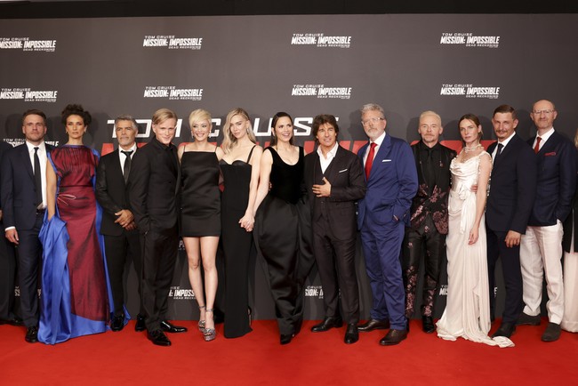 Tom Cruise bersama para bintang Mission: Impossible - Dead Reckoning Part One. Setelah produksinya sempat tertunda karena pandemi COVID-19, film ini akan tayang hampir serentak di seluruh bioskop dunia pada 12 Juli mendatang. (Foto: Vianney Le Caer/Invision/AP)