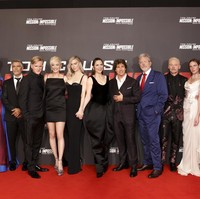 Tom Cruise bersama para bintang Mission: Impossible - Dead Reckoning Part One. Setelah produksinya sempat tertunda karena pandemi COVID-19, film ini akan tayang hampir serentak di seluruh bioskop dunia pada 12 Juli mendatang. (Foto: Vianney Le Caer/Invision/AP)