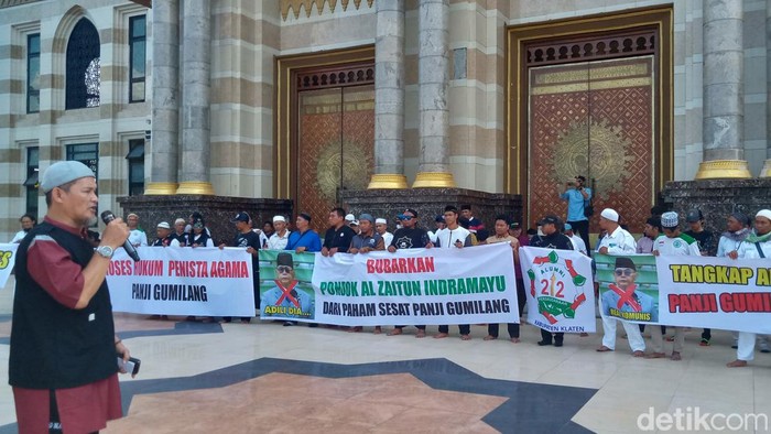 Massa melakukan aksi damai di masjid Al Aqsha Klaten menutut Panji Gumilang diproses hukum.