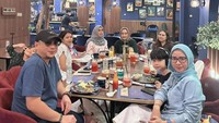 Hampir setiap malam, rombongan yang diajak makan bersama berbeda-beda. Tak lupa minuman yang segar juga dihidangkan sebagai pelengkap menu makan. Foto: Instagram/amy_r_qanita