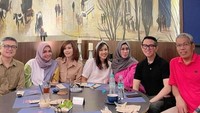 Selain di restorannya, sesekali Mama Amy juga makan bersama keluarganya di restoran lain. Syahnaz Sadiqah dan Nisya Ahmad tampak menghadiri acara makan malam menemani ibunya. Foto: Instagram/amy_r_qanita