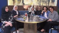 Momen makan bersama yang hangat dengan teman-temannya tak pernah lupa diabadikan melalui foto. Segelas virgin mojito hingga jus juga tampak memenuhi meja dalam fotonya. Foto: Instagram/amy_r_qanita