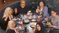 Ketika menyantap makanan bersama teman-teman, Mama Amy lebih senang memesan porsi banyak untuk sharing. Satu makanan biasanya dinikmati untuk 3-4 orang. Foto: Instagram/amy_r_qanita