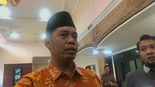 Asisten III Setda NTB Wirawan Ahmad mengatakan Pemprov NTB akan mengejar dana bagi hasil yang belum disetorkan PT AMNT.