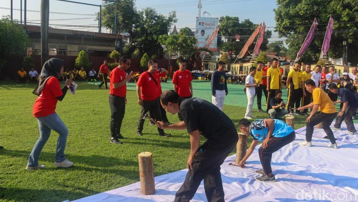 Bacaleg di Cirebon mengikuti perlombaan dalam peringatan Hari Bhayangkara ke-77 di Mapolresta Cirebon