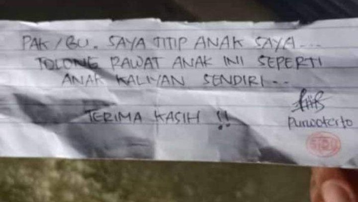 Bayi ditinggal di teras rumah warga di Banyumas, Kamis (22/6/2023) malam.