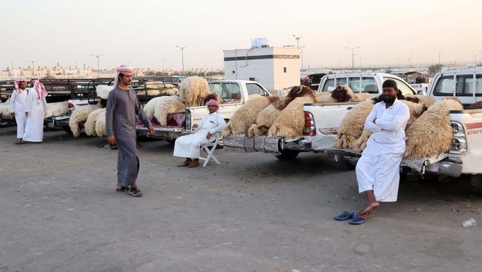 Menjelang Idul Adha, penjualan hewan kurban juga marak di Riyadh, Arab Saudi. Penjualan dilakukan di atas mobil bak terbuka.