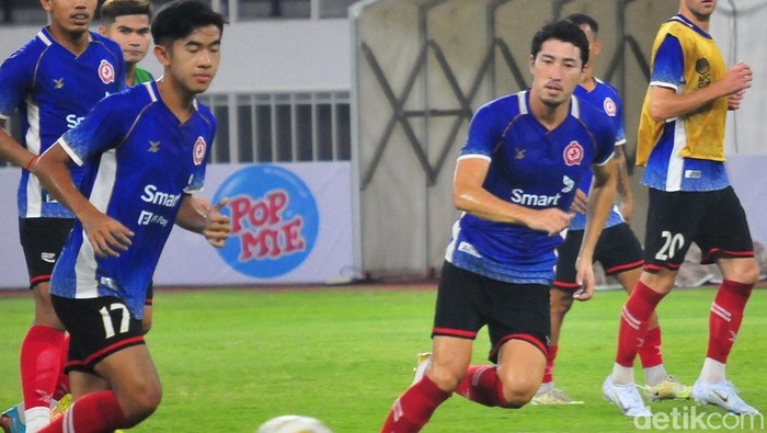 Bek Phnom Penh Crown FC, Takaki Ose (kanan) dalam latihan bersama tim di Stadion Jatidiri Semarang, Jumat (23/6/2023)