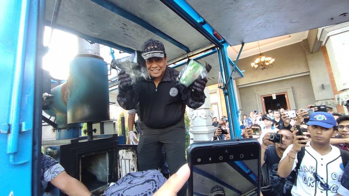BNN memusnahkan barang bukti narkotika di Lapangan Tembak Polda Bali, Jumat (23/6/2023). (I Wayan Sui Suadnyana/detikBali)
