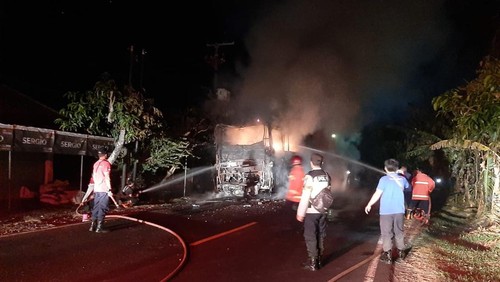 Sekitar 40 penumpang Bus Tiara Mas yang terbakar di Jalan Denpasar-Gilimanuk selamat. Namun, sebagian barang bawaan mereka terbakar.