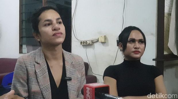 Deca dan Fury, 2 waria yang mengaku diperas polisi saat memberikan keterangan di LBH Medan. (Foto: Tim detikSumut)