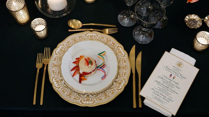 Deretan Menu Vegetarian yang Disiapkan Biden untuk PM Modi White House Executive Chef Cristeta Comerford and Guest Chef Nina Curtis pose as they present dishes from the menu during a media preview in advance of Thursday's State Dinner as part of Indian Prime Minister Narendra Modi's official visit to the United States, in the State Dining Room of the White House in Washington, U.S., June 21, 2023. REUTERS/Evelyn Hockstein
