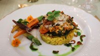 Hidangan utama jamur portobello isi dan risotto yang diresapi safron.