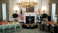 Ibu negara AS Jill Biden menjadi tuan rumah pratinjau media sebelum Makan Malam Kenegaraan sebagai bagian dari kunjungan resmi Perdana Menteri India Narendra Modi ke Amerika Serikat , di Ruang Makan Negara Gedung Putih di Washington, AS, Rabu (21/6/2023).