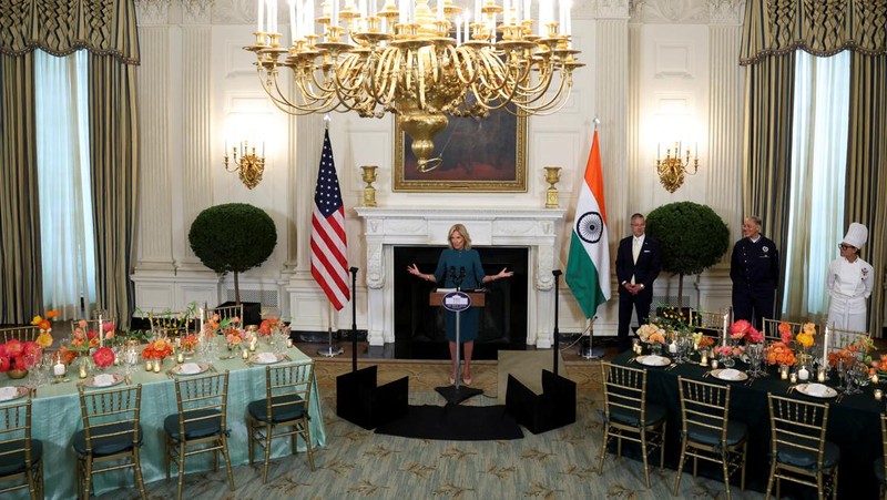 White House Executive Chef Cristeta Comerford and Guest Chef Nina Curtis pose as they present dishes from the menu during a media preview in advance of Thursday's State Dinner as part of Indian Prime Minister Narendra Modi's official visit to the United States, in the State Dining Room of the White House in Washington, U.S., June 21, 2023. REUTERS/Evelyn Hockstein