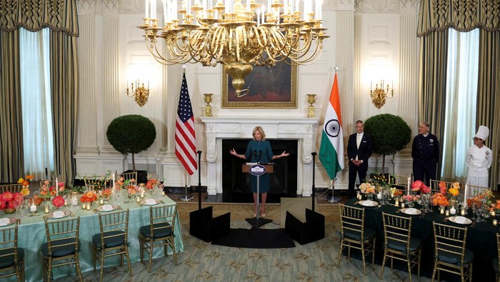 Deretan Menu Vegetarian yang Disiapkan Biden untuk PM Modi White House Executive Chef Cristeta Comerford and Guest Chef Nina Curtis pose as they present dishes from the menu during a media preview in advance of Thursday's State Dinner as part of Indian Prime Minister Narendra Modi's official visit to the United States, in the State Dining Room of the White House in Washington, U.S., June 21, 2023. REUTERS/Evelyn Hockstein
