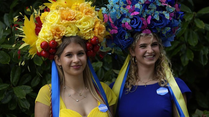 A racegoer wears a hat with a brim comprised of figures of horses as she arrives for day one of the Royal Ascot horse racing meeting, at Ascot Racecourse in Ascot, England, Tuesday, June 20, 2023.(AP Photo/Alastair Grant)