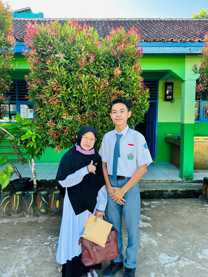 Derlin Bersama Guru.