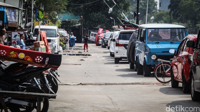 Masih ada pemilik mobil yang parkir di jalanan di Cengkareng, Jakarta Barat. Di sisi lain, Pemprov DKI Jakarta masih mengkaji sanksi bagi pemilik mobil yang tidak punya garasi.