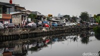 Deretan mobil terparkir di jalanan kawasan Kedaung Kaliangke, Cengkareng, Jakbar, Jumat (23/6/2023). Posisinya di seberang Jalan Daan Mogot.