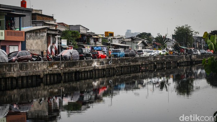 Di Cengkareng Jakbar, Masih Ada Pemilik Mobil Tak Punya Garasi Masih ada pemilik mobil yang parkir di jalanan di Cengkareng, Jakarta Barat. Di sisi lain, Pemprov DKI Jakarta masih mengkaji sanksi bagi pemilik mobil yang tidak punya garasi.