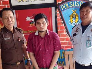Penampakan Eks Peneliti BRIN Andi Pangerang Diserahkan ke Kejari Jombang