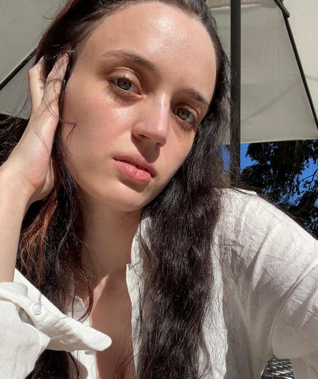 Setelah berhasil ke berat 49 kg, Esmeralda mendapatkan kontrak menjadi model untuk brand Next di usianya ke-16. Pihak agensi saat itu memintanya untuk makan kapas agar kenyang dan tetap mempertahankan berat tubuhnya. Foto: dok. Instagram